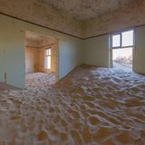 Geisterstadt Kolmannskuppe: Sand schüttet den Eingang der Wohnung zu