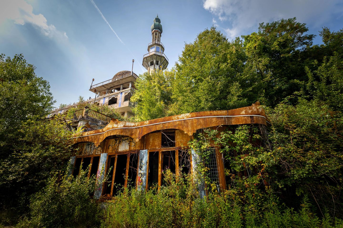 Consonno, Italien: Das verwaiste "Las Vegas" am Comer See Geisterstadt Consonno: Ein verrostetes Gebäude inmitten von Grün