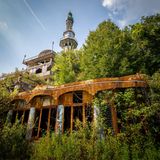 Geisterstadt Consonno: Ein verrostetes Gebäude inmitten von Grün