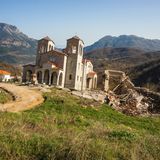 Geisterstadt Ropoto: Kirche mit Schutt davor