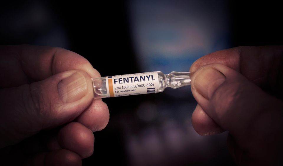 Fenttanyl Ampulle in den Händen eines alten Mannes