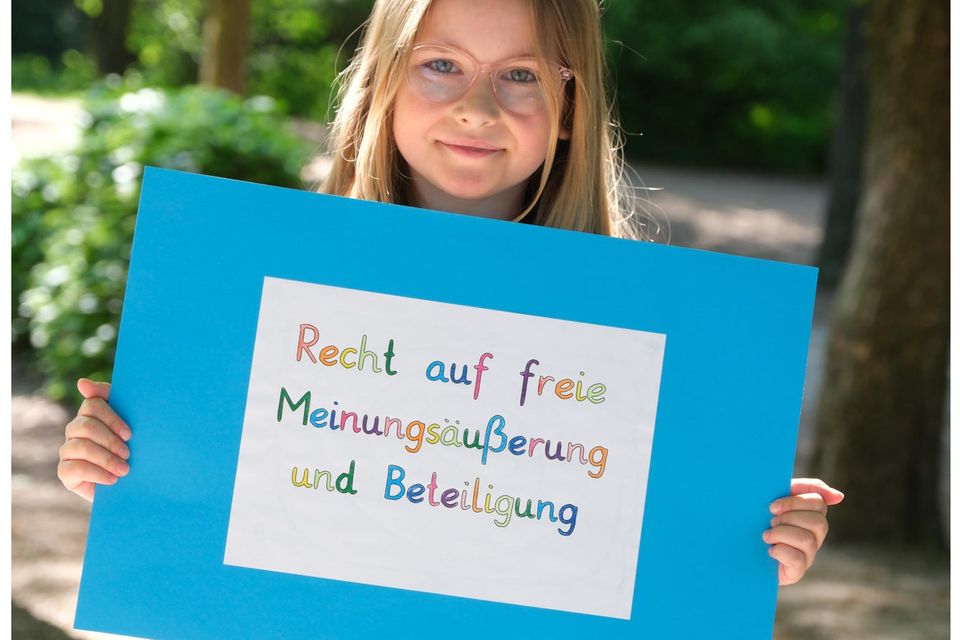 Julia, 10 Jahre, sagt: »Jedes Kind hat das Recht auf freie Meinungsäußerung und Beteiligung. Immer wenn sich etwas auf mich bezieht, darf ich meine Meinung sagen, auch Eltern oder sogar fremden Erwachsenen.«