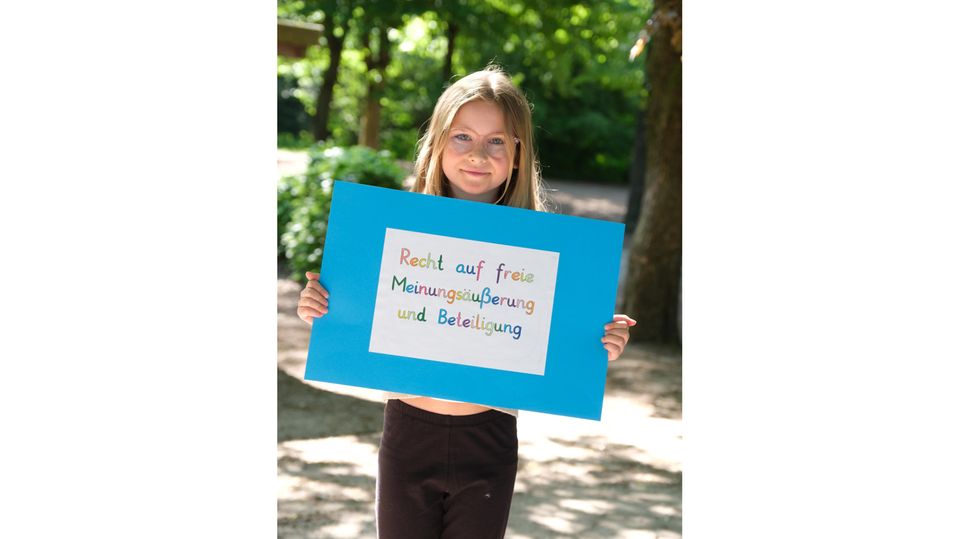 Julia, 10 Jahre, sagt: »Jedes Kind hat das Recht auf freie Meinungsäußerung und Beteiligung. Immer wenn sich etwas auf mich bezieht, darf ich meine Meinung sagen, auch Eltern oder sogar fremden Erwachsenen.«