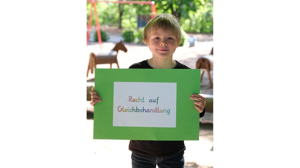 Anton, 9 Jahre, erklärt: »Jeder hat das Recht auf Gleichbehandlung. Es kommt nicht auf die Hautfarbe, die Religion oder etwas anderes an.«