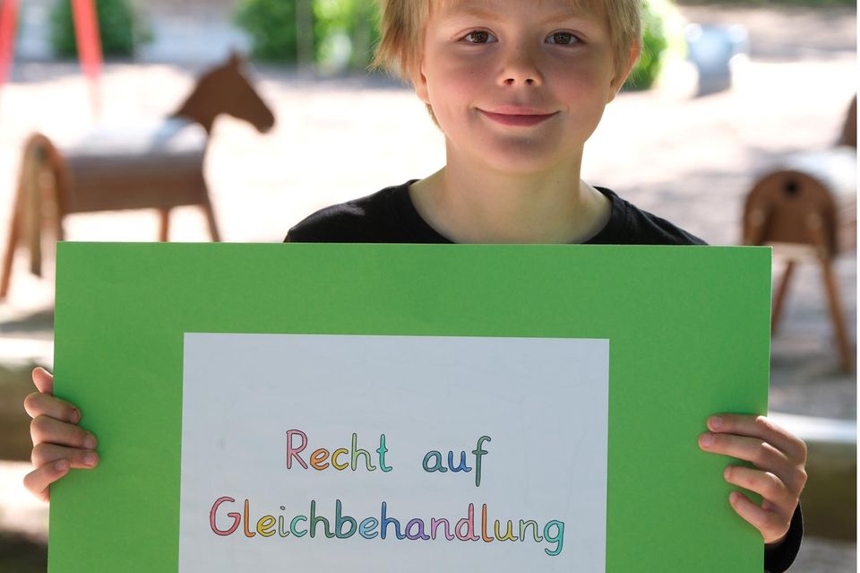 Anton, 9 Jahre, erklärt: »Jeder hat das Recht auf Gleichbehandlung. Es kommt nicht auf die Hautfarbe, die Religion oder etwas anderes an.«