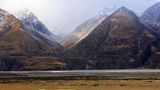 Das Spielfeld am Fuße des Mount Cook hat die neuseeländische Regierung errichtet, um Touristen für die Fußball-Weltmeisterschaft der Frauen 2023 zu begeistern. Der Mount Cook (in der Indigenensprache Aoraki) schrumpfte in den vergangenen Jahrzehnten aufgrund von erheblichen Fels- und Eisabbrüchen um etwa 30 Meter. Er ist mit einer Höhe von 3754 Metern aber nach wie vor der höchste Berg Neuseelands. 