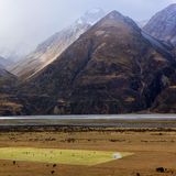 Das Spielfeld am Fuße des Mount Cook hat die neuseeländische Regierung errichtet, um Touristen für die Fußball-Weltmeisterschaft der Frauen 2023 zu begeistern. Der Mount Cook (in der Indigenensprache Aoraki) schrumpfte in den vergangenen Jahrzehnten aufgrund von erheblichen Fels- und Eisabbrüchen um etwa 30 Meter. Er ist mit einer Höhe von 3754 Metern aber nach wie vor der höchste Berg Neuseelands. 