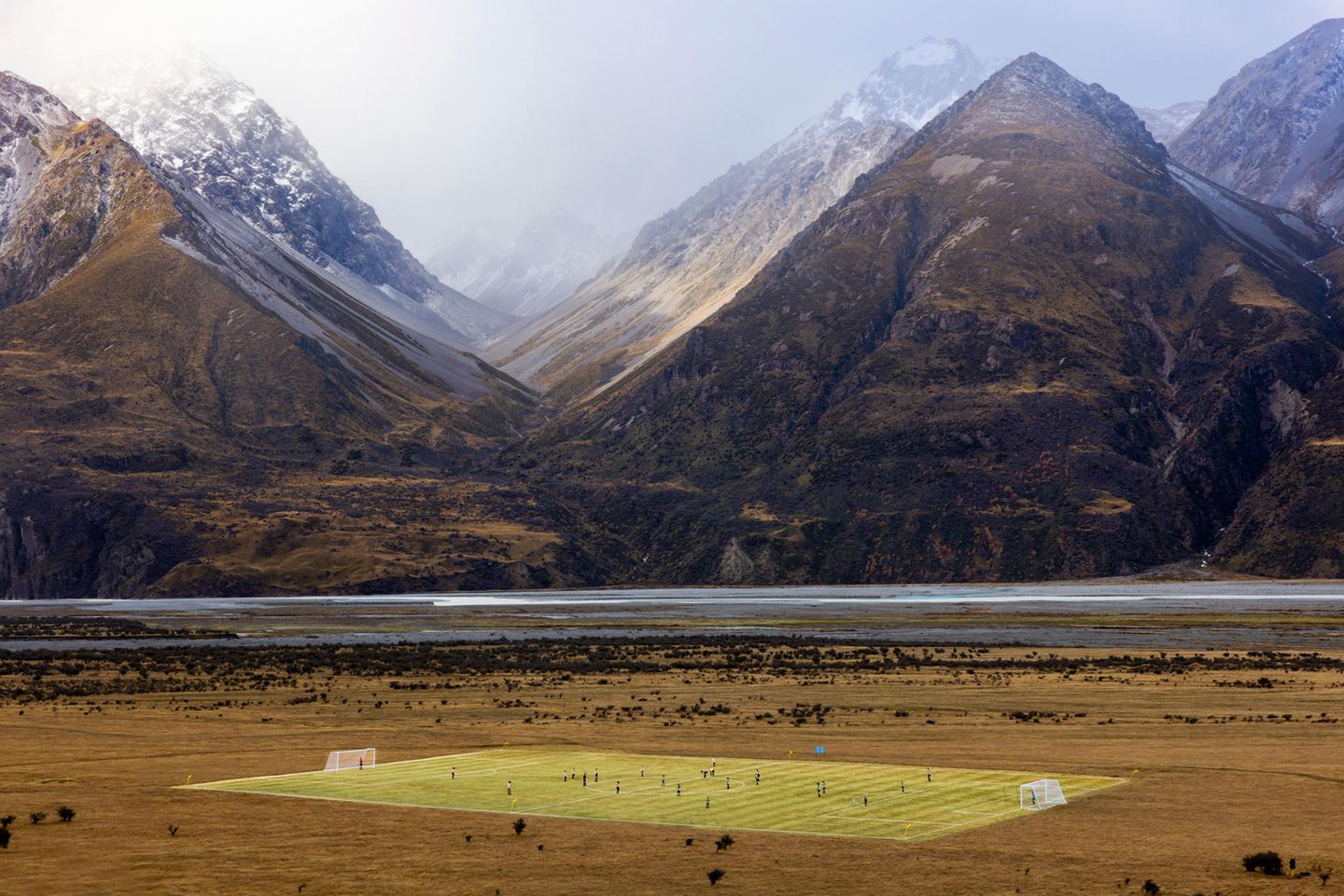 Mount Cook, Neuseeland Das Spielfeld am Fuße des Mount Cook hat die neuseeländische Regierung errichtet, um Touristen für die Fußball-Weltmeisterschaft der Frauen 2023 zu begeistern. Der Mount Cook (in der Indigenensprache Aoraki) schrumpfte in den vergangenen Jahrzehnten aufgrund von erheblichen Fels- und Eisabbrüchen um etwa 30 Meter. Er ist mit einer Höhe von 3754 Metern aber nach wie vor der höchste Berg Neuseelands.