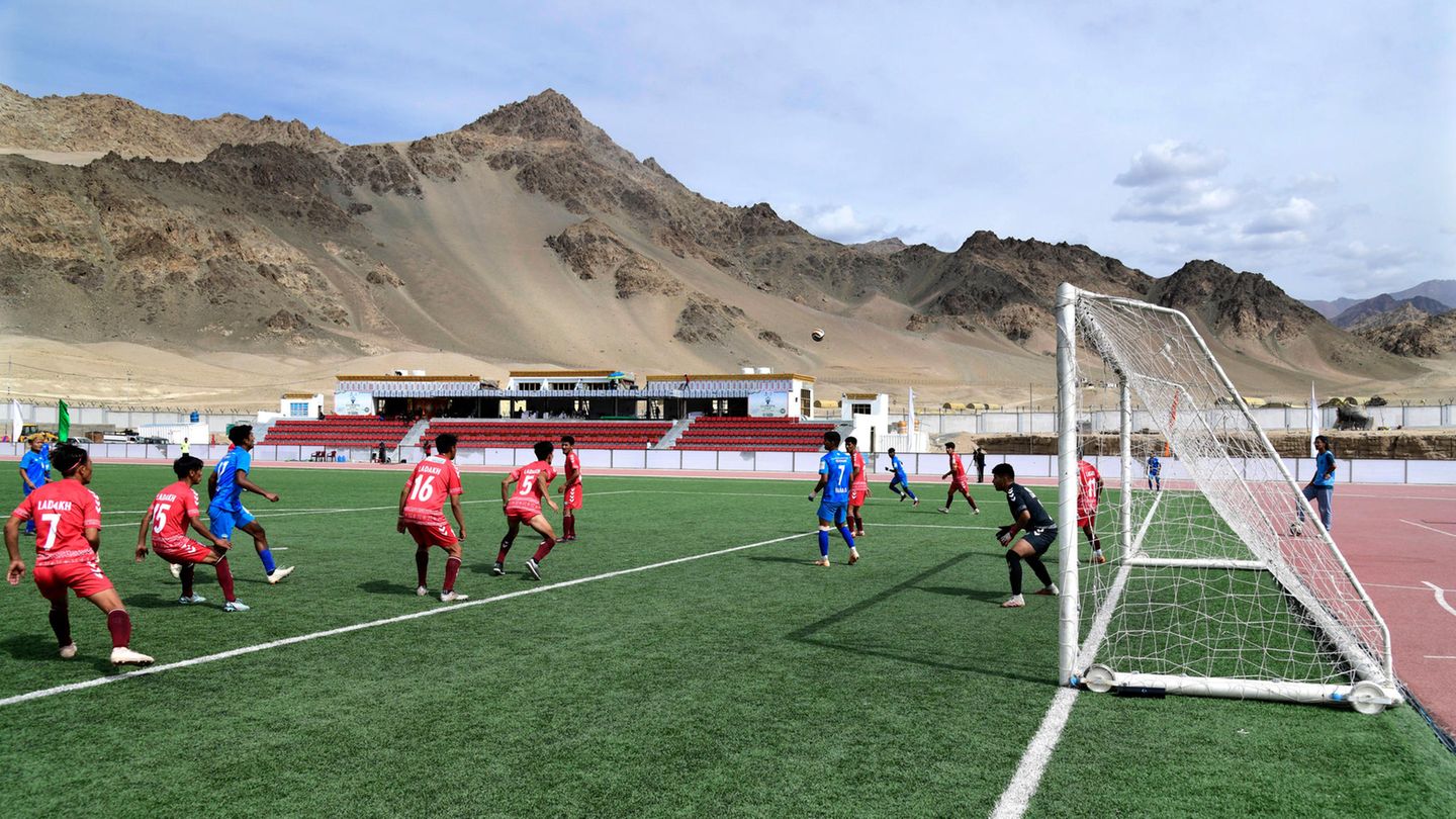 Spituk, Indien Im Herzen von Indiens Leh-Ladakh-Region, bekannt als das "Dach der Welt", befindet sich das Spituk-Fußballstadion. Der zugehörige Fußballverein Ladakh FC engagiert sich für die Umwelt und hat klar festgelegte Klimaschutzregeln. So hat sich die Mannschaft vorgenommen, ihren CO2-Abdruck zu minimieren: Sie ersetzt Flugreisen durch die Nutzung von Elektrobussen, vermeidet Abfall und bevorzugt Bio-Lebensmittel.