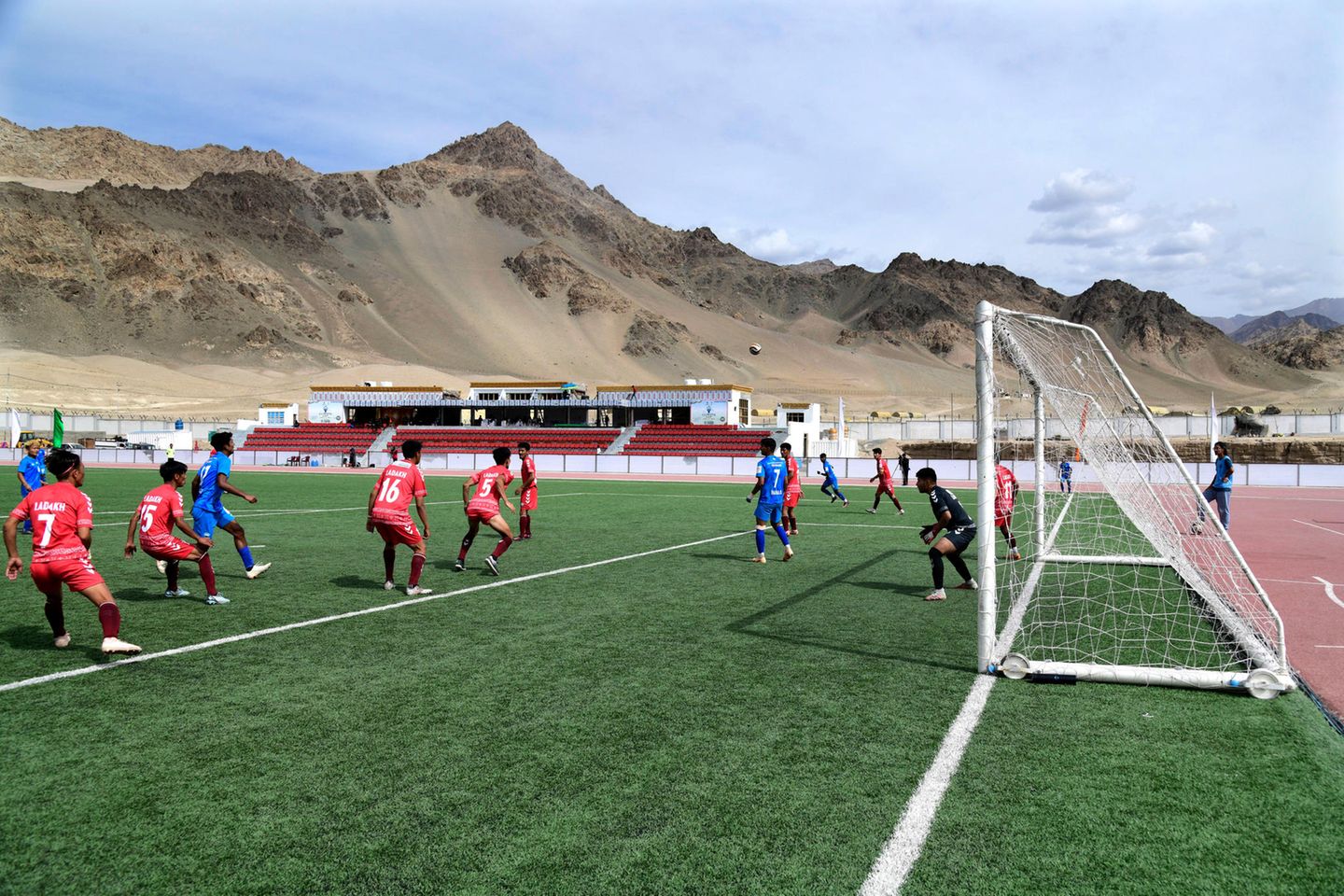 Spituk, Indien Im Herzen von Indiens Leh-Ladakh-Region, bekannt als das "Dach der Welt", befindet sich das Spituk-Fußballstadion. Der zugehörige Fußballverein Ladakh FC engagiert sich für die Umwelt und hat klar festgelegte Klimaschutzregeln. So hat sich die Mannschaft vorgenommen, ihren CO2-Abdruck zu minimieren: Sie ersetzt Flugreisen durch die Nutzung von Elektrobussen, vermeidet Abfall und bevorzugt Bio-Lebensmittel.
