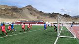 Im Herzen von Indiens Leh-Ladakh-Region, bekannt als das "Dach der Welt", befindet sich das Spituk-Fußballstadion. Der zugehörige Fußballverein Ladakh FC engagiert sich für die Umwelt und hat klar festgelegte Klimaschutzregeln. So hat sich die Mannschaft vorgenommen, ihren CO2-Abdruck zu minimieren: Sie ersetzt Flugreisen durch die Nutzung von Elektrobussen, vermeidet Abfall und bevorzugt Bio-Lebensmittel. 