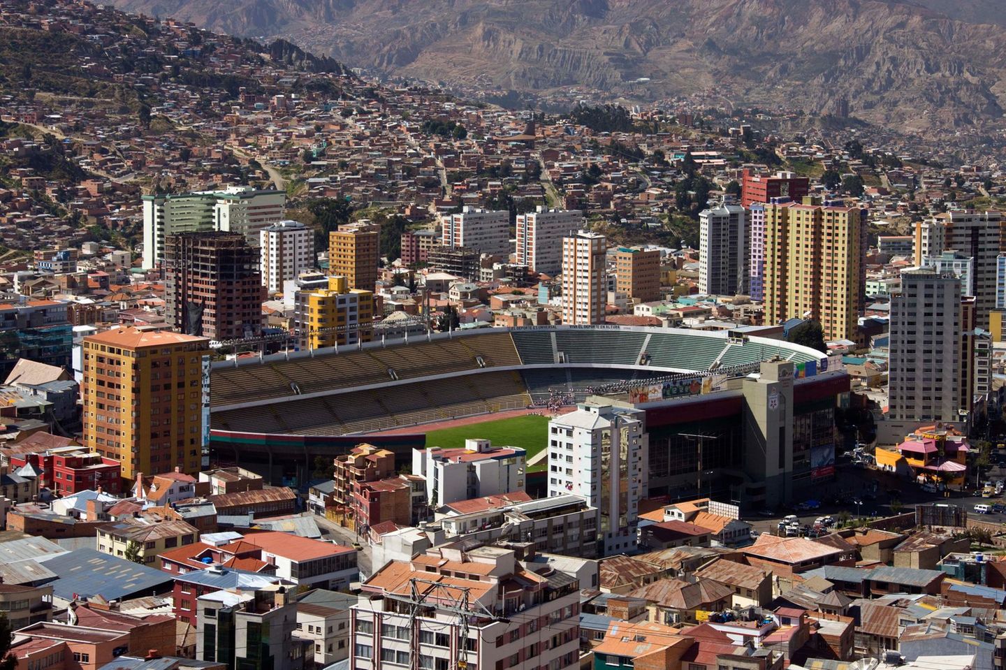 3637 Meter über dem Meeresspiegel liegt das Estadio Hernando Siles, das Heimatstadion der bolivianischen Fußballnationalmannschaft. In der dünnen Luft hat es in der Vergangenheit schon manche Komplikation gegeben: So musste Fußballstar Lionel Messi im Jahr 2013 bei einem Spiel der argentinischen Mannschaft gegen Bolivien mit Sauerstoff versorgt werden. 