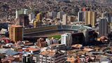3637 Meter über dem Meeresspiegel liegt das Estadio Hernando Siles, das Heimatstadion der bolivianischen Fußballnationalmannschaft. In der dünnen Luft hat es in der Vergangenheit schon manche Komplikation gegeben: So musste Fußballstar Lionel Messi im Jahr 2013 bei einem Spiel der argentinischen Mannschaft gegen Bolivien mit Sauerstoff versorgt werden. 