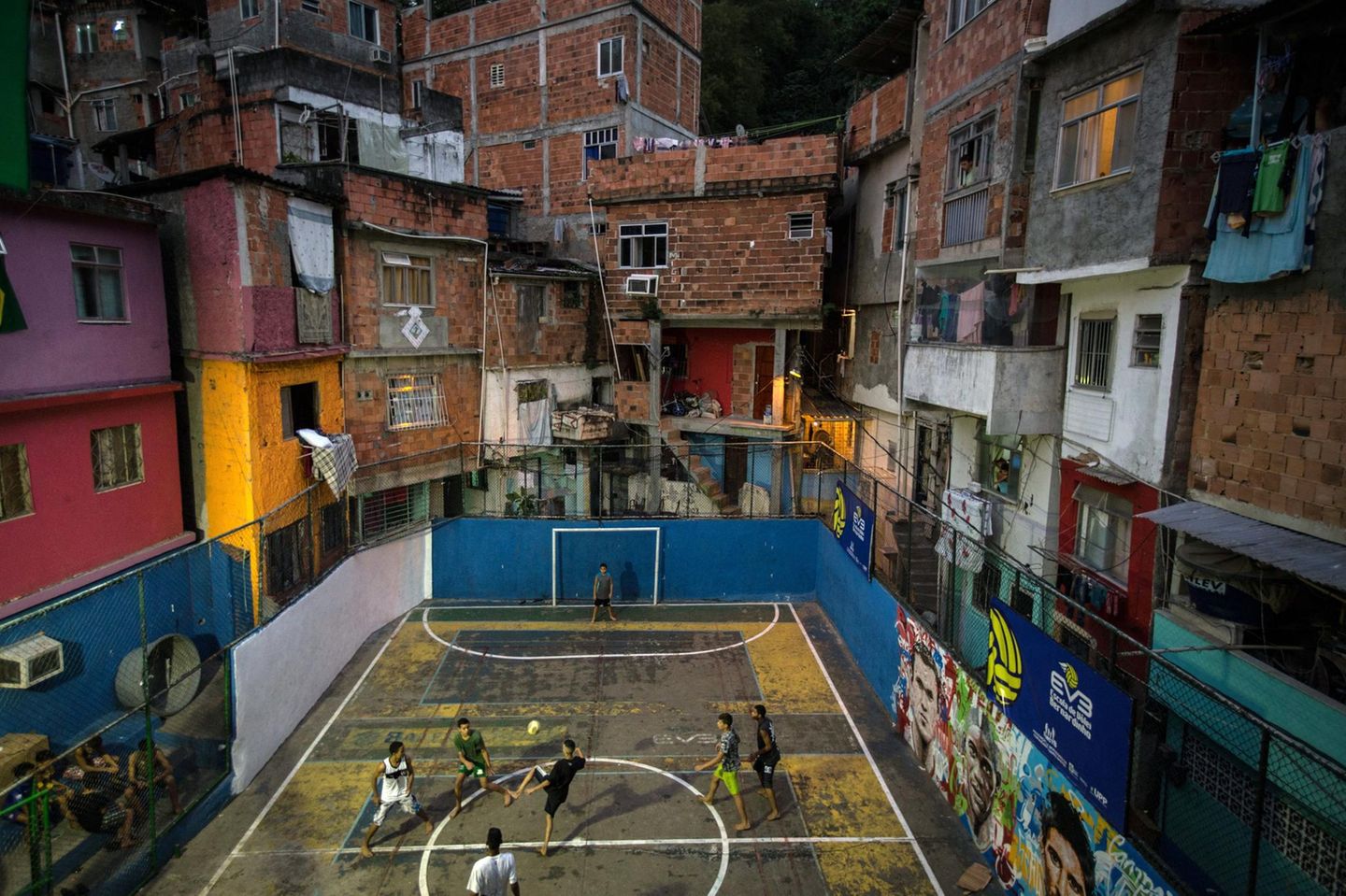 Rio de Janeiro, Brasilien Hoch auf einem Berg in Rio de Janeiro liegt inmitten der Favela Tavares Bastos ein kleiner, buntbemalter Bolzplatz. Während der Fußball-Weltmeisterschaft 2014 wurde das Spielfeld zum Sinnbild der brasilianischen Fußballkultur. Der friedliche Ort zählt zu den beliebten Ausflugszielen von Touristen.