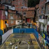 Hoch auf einem Berg in Rio de Janeiro liegt inmitten der Favela Tavares Bastos ein kleiner, buntbemalter Bolzplatz. Während der Fußball-Weltmeisterschaft 2014 wurde das Spielfeld zum Sinnbild der brasilianischen Fußballkultur. Der friedliche Ort zählt zu den beliebten Ausflugszielen von Touristen. 