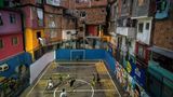 Hoch auf einem Berg in Rio de Janeiro liegt inmitten der Favela Tavares Bastos ein kleiner, buntbemalter Bolzplatz. Während der Fußball-Weltmeisterschaft 2014 wurde das Spielfeld zum Sinnbild der brasilianischen Fußballkultur. Der friedliche Ort zählt zu den beliebten Ausflugszielen von Touristen. 