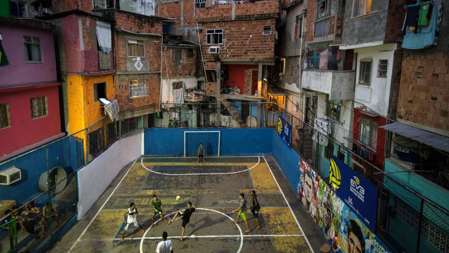 Rio de Janeiro, Brasilien Hoch auf einem Berg in Rio de Janeiro liegt inmitten der Favela Tavares Bastos ein kleiner, buntbemalter Bolzplatz. Während der Fußball-Weltmeisterschaft 2014 wurde das Spielfeld zum Sinnbild der brasilianischen Fußballkultur. Der friedliche Ort zählt zu den beliebten Ausflugszielen von Touristen.