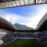 Das Stadion des CF Monterrey beeindruckt nicht nur durch seine moderne Optik mit mehreren gewölbten Dächern aus elegant verbundenen Metallelementen, sondern auch durch eine atemberaubende Lage mit Blick auf den Berg Cerro de la Silla. Als einer der Austragungsorte der Fußball-Weltmeisterschaft 2026 in Mexiko bietet das Stadion Platz für 51.000 Zuschauer. Im Juni und Juli 2026 findet die Endrunde der Fußball-WM mit Kanada, Mexiko und den USA erstmals in drei Ländern statt.