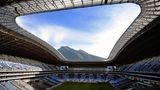 Das Stadion des CF Monterrey beeindruckt nicht nur durch seine moderne Optik mit mehreren gewölbten Dächern aus elegant verbundenen Metallelementen, sondern auch durch eine atemberaubende Lage mit Blick auf den Berg Cerro de la Silla. Als einer der Austragungsorte der Fußball-Weltmeisterschaft 2026 in Mexiko bietet das Stadion Platz für 51.000 Zuschauer. Im Juni und Juli 2026 findet die Endrunde der Fußball-WM mit Kanada, Mexiko und den USA erstmals in drei Ländern statt.