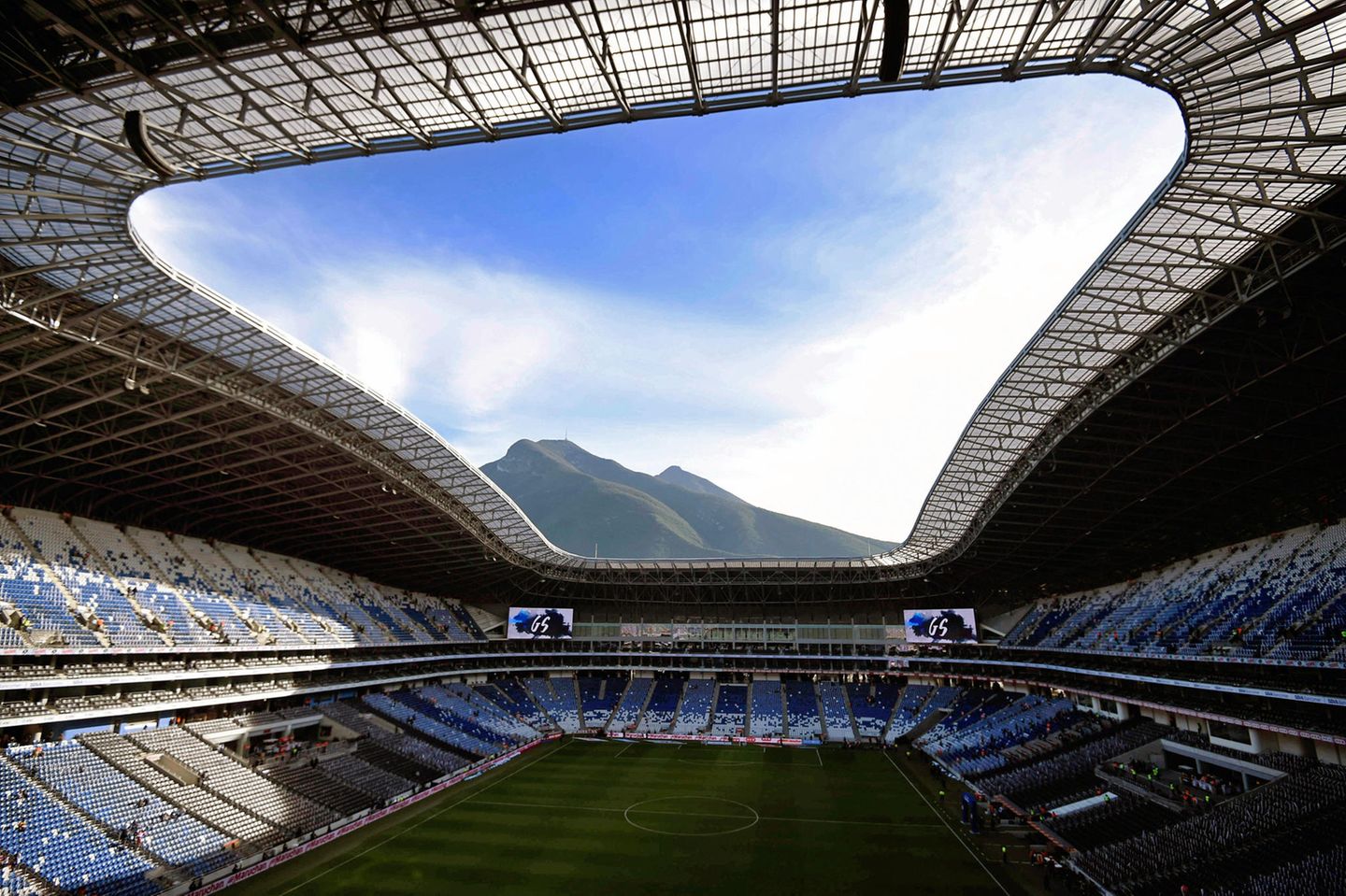 Das Stadion des CF Monterrey beeindruckt nicht nur durch seine moderne Optik mit mehreren gewölbten Dächern aus elegant verbundenen Metallelementen, sondern auch durch eine atemberaubende Lage mit Blick auf den Berg Cerro de la Silla. Als einer der Austragungsorte der Fußball-Weltmeisterschaft 2026 in Mexiko bietet das Stadion Platz für 51.000 Zuschauer. Im Juni und Juli 2026 findet die Endrunde der Fußball-WM mit Kanada, Mexiko und den USA erstmals in drei Ländern statt.