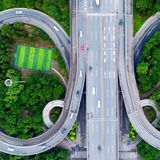 Fußball ist eine der beliebtesten Sportarten des Planeten. Weltweit kicken laut Dachverband FIFA Hunderte Millionen Menschen in mehr als 350.000 Vereinen. Ausreichend Platz dafür findet sich offenbar immer, und sei es im begrünten Oval eines Autobahnzubringers – wie hier in Shenyang im Norden der Volksrepublik China. 