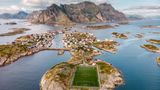 Hoch im Norden, auf der Inselgruppe der Lofoten liegt umgeben von Wasser im kleinen Fischerdorf Henningsvær ein Fußballplatz. Vor allem auf Luftaufnahmen kommt die beeindruckende Lage des Freilichtstadions zur Geltung. Der heimische Fußballclub Henningsvær IL ist zwar nur ein kleiner Amateurverein, doch aufgrund der spektakulären Kulisse diente sein Platz bereits als Drehort eines Werbespots für das Champions-League-Finale 2018. Spätestens seitdem ist der Platz unter Fußballfans weltweit bekannt.