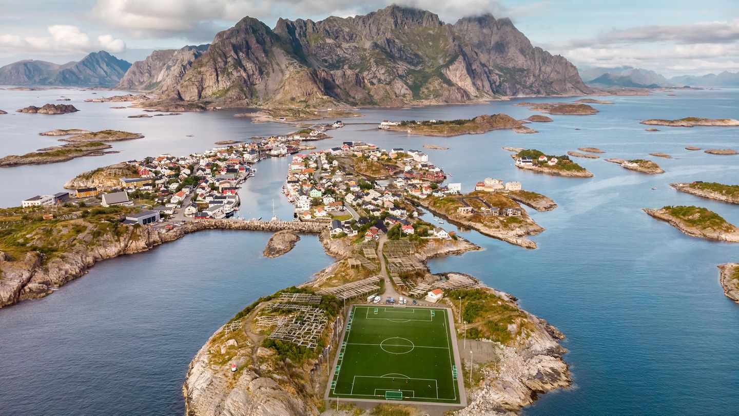 Henningsvaer, Norwegen Hoch im Norden, auf der Inselgruppe der Lofoten liegt umgeben von Wasser im kleinen Fischerdorf Henningsvær ein Fußballplatz. Vor allem auf Luftaufnahmen kommt die beeindruckende Lage des Freilichtstadions zur Geltung. Der heimische Fußballclub Henningsvær IL ist zwar nur ein kleiner Amateurverein, doch aufgrund der spektakulären Kulisse diente sein Platz bereits als Drehort eines Werbespots für das Champions-League-Finale 2018. Spätestens seitdem ist der Platz unter Fußballfans weltweit bekannt.