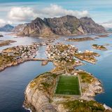 Hoch im Norden, auf der Inselgruppe der Lofoten liegt umgeben von Wasser im kleinen Fischerdorf Henningsvær ein Fußballplatz. Vor allem auf Luftaufnahmen kommt die beeindruckende Lage des Freilichtstadions zur Geltung. Der heimische Fußballclub Henningsvær IL ist zwar nur ein kleiner Amateurverein, doch aufgrund der spektakulären Kulisse diente sein Platz bereits als Drehort eines Werbespots für das Champions-League-Finale 2018. Spätestens seitdem ist der Platz unter Fußballfans weltweit bekannt.