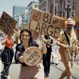 Lani Ka’ahumanu marschiert 1984 mit Bipol auf der Lesben- und Schwulenparade in San Francisco