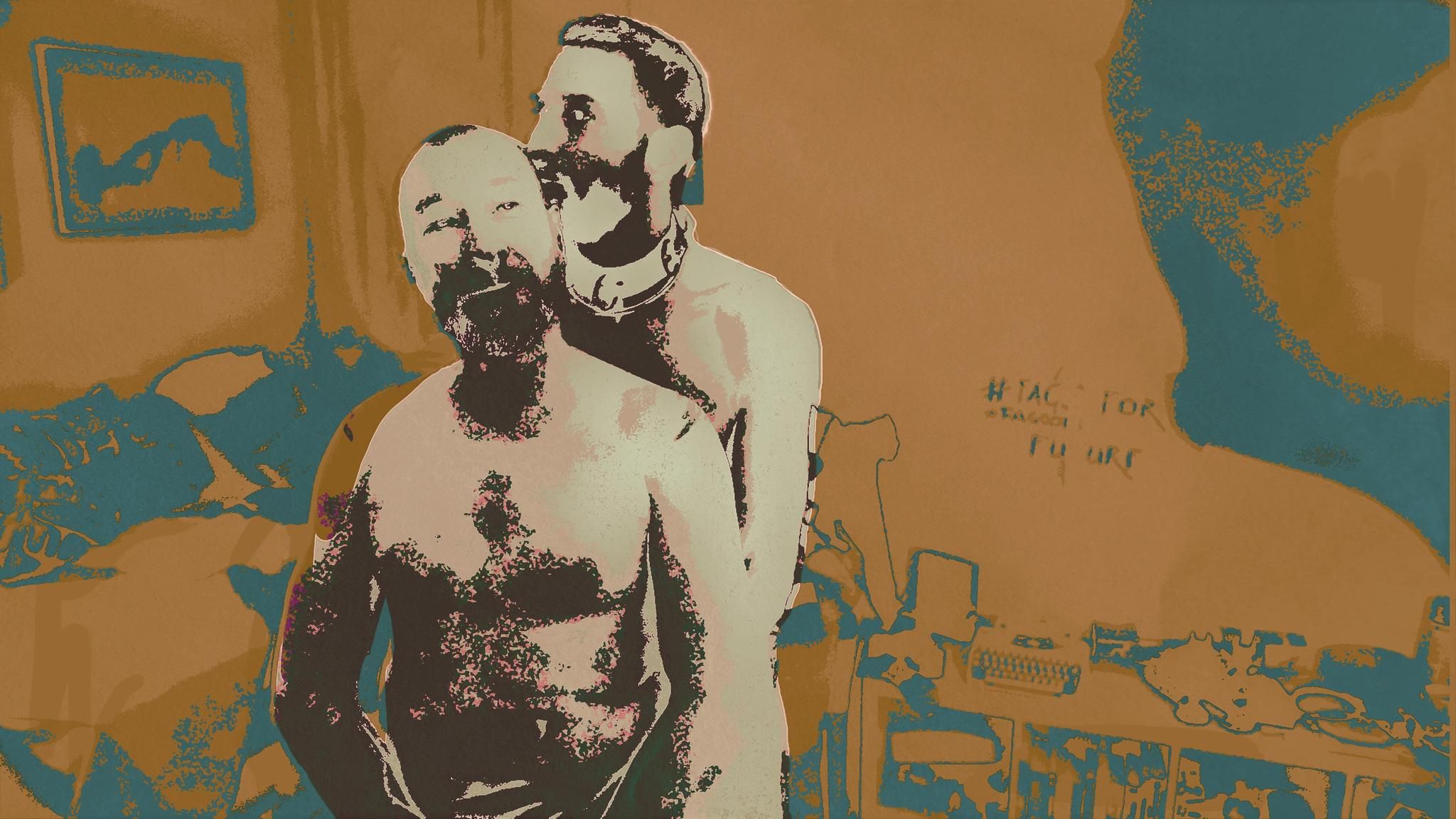 Zwei nackte Männer, der eine lächelt, der andere küsst ihn von hinten auf die Schläfe