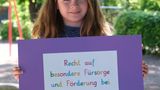Alexandra, 10 erzählt:  »Das Recht auf besondere Fürsorge und Förderung bei Behinderung braucht man, weil Kinder mit Behinderung eine andere Förderung benötigen als andere. Kinder im Rollstuhl brauchen besondere Hilfen, etwa Fahrstühle oder Rampen, wo Treppen sind. Wichtig ist, dass sie trotzdem zur Schule gehen und Hobbys ausüben können.«