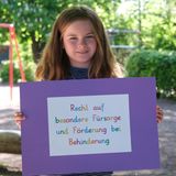 Alexandra, 10 erzählt:  »Das Recht auf besondere Fürsorge und Förderung bei Behinderung braucht man, weil Kinder mit Behinderung eine andere Förderung benötigen als andere. Kinder im Rollstuhl brauchen besondere Hilfen, etwa Fahrstühle oder Rampen, wo Treppen sind. Wichtig ist, dass sie trotzdem zur Schule gehen und Hobbys ausüben können.«