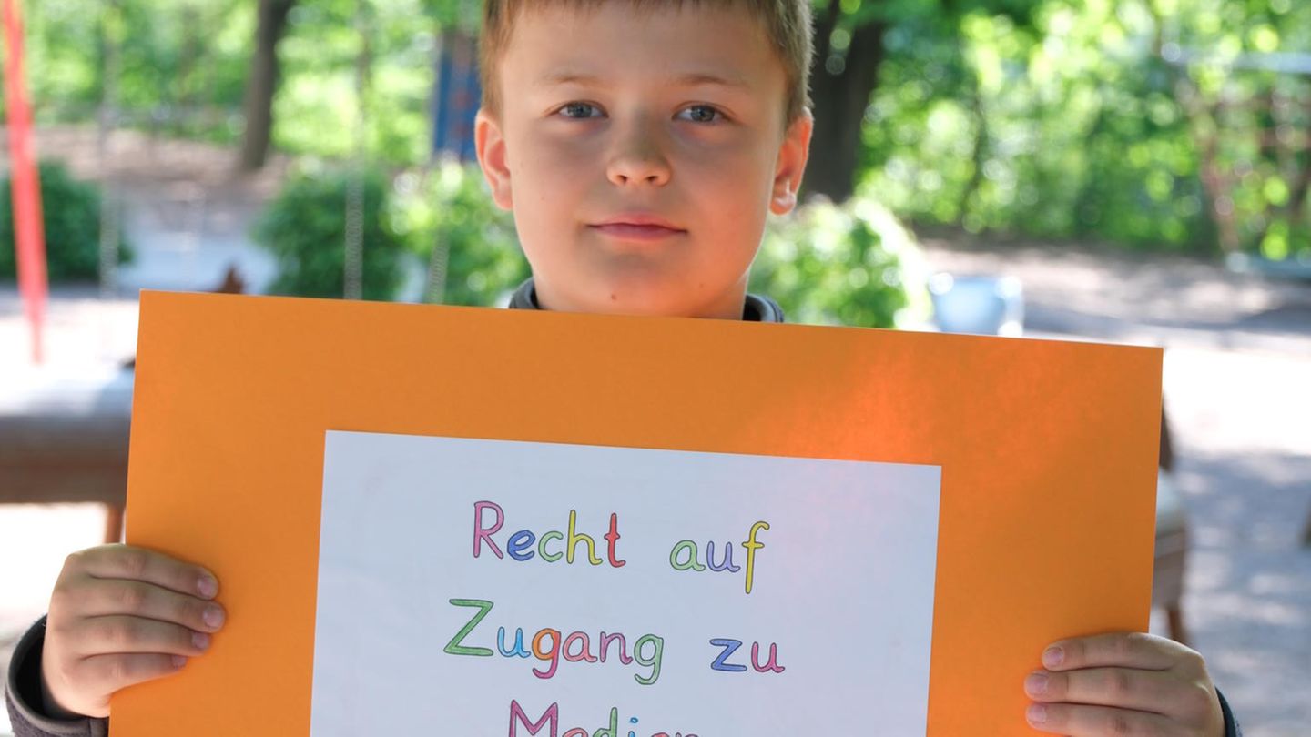 Henrik, 10 Jahre erklärt: »Das Recht auf Zugang zu Medien heißt, wir dürfen Radio hören, ins Internet  gehen, aber auch übers Handy kommunizieren oder Musik hören. Das Recht darauf ist einerseits wichtig, um Informationen zu bekommen, andererseits, um mit Freunden in Kontakt zu sein – gerade wenn man weiter weg wohnt.«