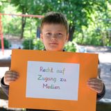 Henrik, 10 Jahre erklärt: »Das Recht auf Zugang zu Medien heißt, wir dürfen Radio hören, ins Internet  gehen, aber auch übers Handy kommunizieren oder Musik hören. Das Recht darauf ist einerseits wichtig, um Informationen zu bekommen, andererseits, um mit Freunden in Kontakt zu sein – gerade wenn man weiter weg wohnt.«
