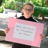 Matti sagt: »Wir haben ein Recht auf Schutz der Privatsphäre und Würde. Das Recht auf Privatsphäre würde zum Beispiel verletzt, wenn ich in meinem Zimmer gestört werde, wenn ich allein sein will, etwa von meiner Schwester.«