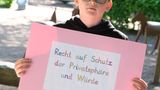 Matti sagt: »Wir haben ein Recht auf Schutz der Privatsphäre und Würde. Das Recht auf Privatsphäre würde zum Beispiel verletzt, wenn ich in meinem Zimmer gestört werde, wenn ich allein sein will, etwa von meiner Schwester.«