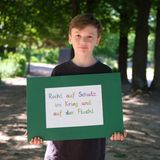 Herni, 9 Jahre erzählt: »Das Recht auf Schutz im Krieg und auf der Fluchfinde ich besonders wichtig. Kinder,  in deren Heimat Krieg herrscht, etwa in der Ukraine, haben manchmal kein Zuhause mehr. Da brauchen sie Hilfe, sichere Wohnorte, etwas zu essen, auch wieder Bildung. Dafür müssen Erwachsene sorgen.«