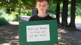 Herni, 9 Jahre erzählt: »Das Recht auf Schutz im Krieg und auf der Fluchfinde ich besonders wichtig. Kinder,  in deren Heimat Krieg herrscht, etwa in der Ukraine, haben manchmal kein Zuhause mehr. Da brauchen sie Hilfe, sichere Wohnorte, etwas zu essen, auch wieder Bildung. Dafür müssen Erwachsene sorgen.«