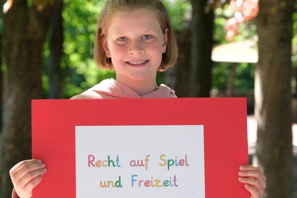 Evelin, 9 Jahre erklärt: »Wir Kinder haben ein Recht auf Spiel und Freizeit. Zwar müssen wir Hausaufgaben machen und auch im Haushalt helfen, aber wir haben das Recht, auch mit Freundinnen und Freunden zu spielen oder unsere Freizeit mit Spielsachen zu verbringen.«