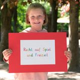 Evelin, 9 Jahre erklärt: »Wir Kinder haben ein Recht auf Spiel und Freizeit. Zwar müssen wir Hausaufgaben machen und auch im Haushalt helfen, aber wir haben das Recht, auch mit Freundinnen und Freunden zu spielen oder unsere Freizeit mit Spielsachen zu verbringen.«