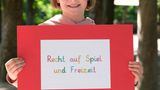 Evelin, 9 Jahre erklärt: »Wir Kinder haben ein Recht auf Spiel und Freizeit. Zwar müssen wir Hausaufgaben machen und auch im Haushalt helfen, aber wir haben das Recht, auch mit Freundinnen und Freunden zu spielen oder unsere Freizeit mit Spielsachen zu verbringen.«