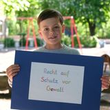 Joschua, 10 Jahre erklärt: »Kinder haben das Recht auf Schutz vor Gewalt. Das kann körperliche Gewalt oder geistige Gewalt sein. Körperliche Gewalt bedeutet, dass man zum Beispiel geschlagen wird. Geistige Gewalt heißt, dass man beleidigt wird. An das Recht müssen sich alle halten. «