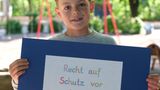 Joschua, 10 Jahre erklärt: »Kinder haben das Recht auf Schutz vor Gewalt. Das kann körperliche Gewalt oder geistige Gewalt sein. Körperliche Gewalt bedeutet, dass man zum Beispiel geschlagen wird. Geistige Gewalt heißt, dass man beleidigt wird. An das Recht müssen sich alle halten. «
