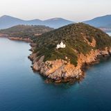 Eine Insel im abendlichen Sonnenlicht