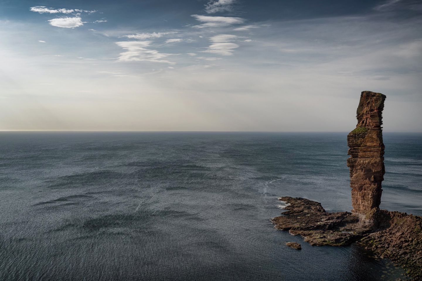 Old Man of Hoy: standfest in den Wellen Felsnase im Meer, dramatische Stimmung