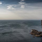 Felsnase im Meer, dramatische Stimmung