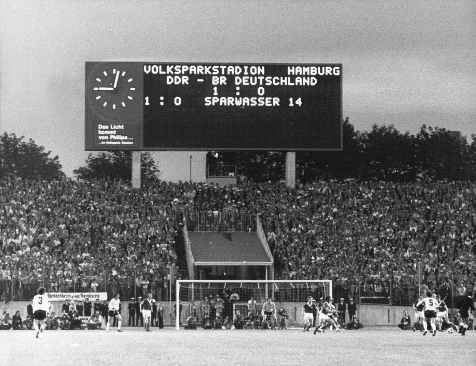 Anzeigetafel 22.6.74 im Volksparkstadion DDR - Bundesrepublik 1:0