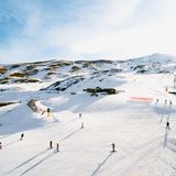 Skifahrer auf einer Piste in der Sierra Nevada