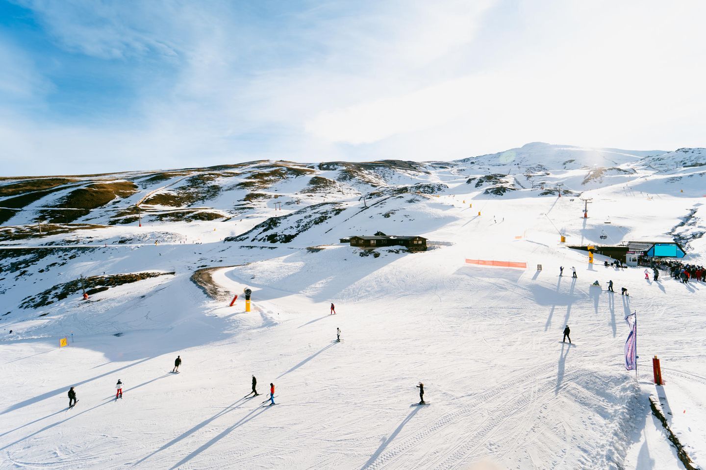 Skifahrer auf einer Piste in der Sierra Nevada