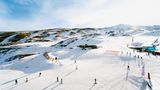 Skifahrer auf einer Piste in der Sierra Nevada